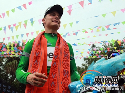 環(huán)島賽花絮：竹竿舞攪熱氣氛 獲獎車手戴黎錦