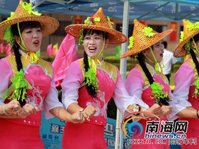 儋州市民高唱“儋州調(diào)聲” 歡迎環(huán)島賽選手